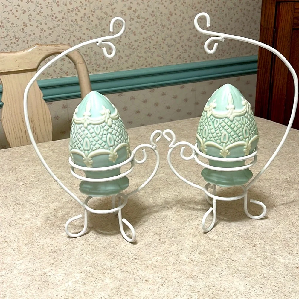 VINTAGE SET OF 2 VASES/PLANTERS ON WHITE PAINTED METAL SCROLL TABLE TOP STANDS.